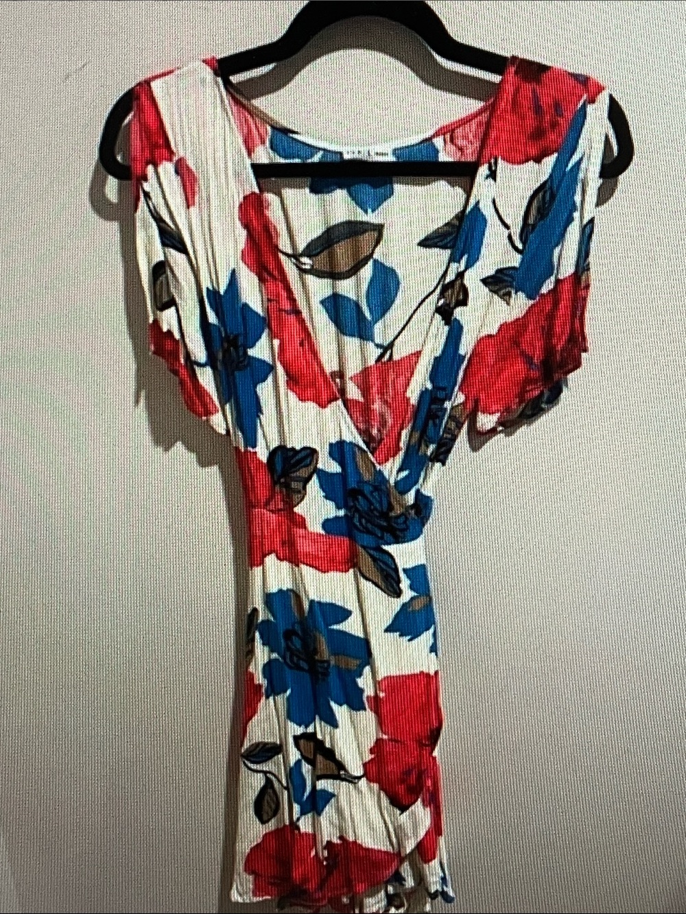 Unik Floral Wrap-Style Top in White, Red & Blue